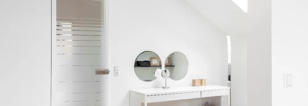 Heller Schminktisch mit Spiegeln